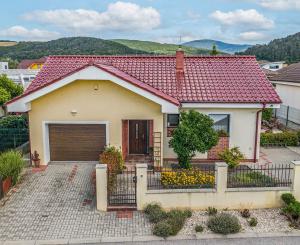Moderný 3-izbový bungalov s garážou, dielňou a krásnou záhradou – Hôrka nad Váhom