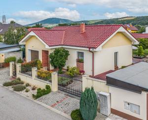 Moderný 3-izbový bungalov s garážou, dielňou a krásnou záhradou – Hôrka nad Váhom