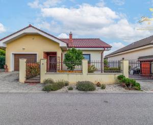 Moderný 3-izbový bungalov s garážou, dielňou a krásnou záhradou – Hôrka nad Váhom