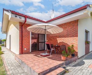 Moderný 3-izbový bungalov s garážou, dielňou a krásnou záhradou – Hôrka nad Váhom