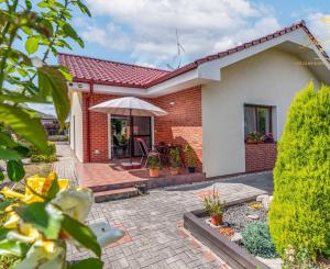 Moderný 3-izbový bungalov s garážou, dielňou a krásnou záhradou – Hôrka nad Váhom