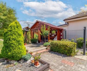 Moderný 3-izbový bungalov s garážou, dielňou a krásnou záhradou – Hôrka nad Váhom