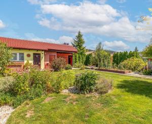 Moderný 3-izbový bungalov s garážou, dielňou a krásnou záhradou – Hôrka nad Váhom