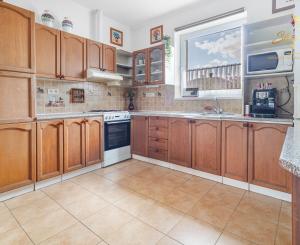 Moderný 3-izbový bungalov s garážou, dielňou a krásnou záhradou – Hôrka nad Váhom