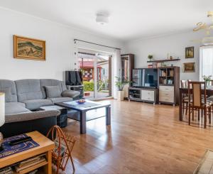 Moderný 3-izbový bungalov s garážou, dielňou a krásnou záhradou – Hôrka nad Váhom