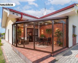 Moderný 3-izbový bungalov s garážou, dielňou a krásnou záhradou – Hôrka nad Váhom
