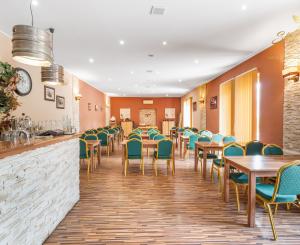 NA PREDAJ - Exkluzívne - Reštaurácia s terasou, barom a apartmánom.