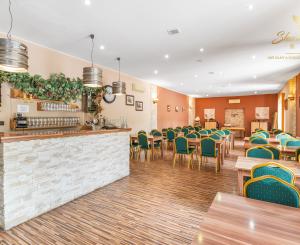 NA PREDAJ - Exkluzívne - Reštaurácia s terasou, barom a apartmánom.