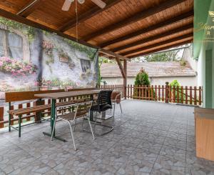 NA PREDAJ - Exkluzívne - Reštaurácia s terasou, barom a apartmánom.