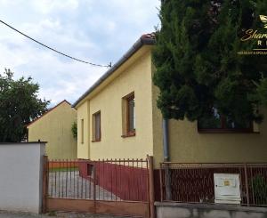 Príjemný 2-izbový dom s vlastným dvorom a parkovaním