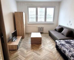 2 izbový byt -  kúsok od centra, s loggiou/balkónom ( + MOŽNÁ DOHODA NA CENE !!! )