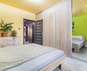 Priestranný 3-izbový byt s balkónom kúsok od stanice – Piešťany