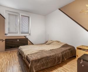 Priestranný 3-izbový byt s balkónom kúsok od stanice – Piešťany