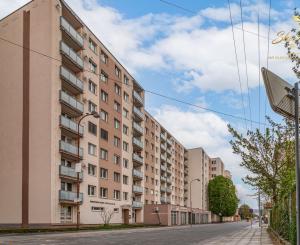 Priestranný 3-izbový byt s balkónom kúsok od stanice – Piešťany