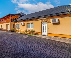 Nadštandardný 6-izbový dom so 6 kúpeľňami,veľkým pozemkom a terasou– ideálny aj na podnikanie