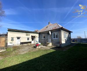 Rodinný dom s veľkým pozemkom na predmestí Hlohovca