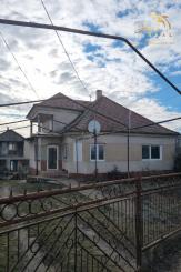 PRIESTRANNÝ RODINNÝ DOM S VEĽKÝM POZEMKOM A DRUHOU STAVBOU – CABAJ-ČÁPOR (PEREŠ)