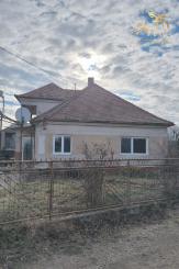 PRIESTRANNÝ RODINNÝ DOM S VEĽKÝM POZEMKOM A DRUHOU STAVBOU – CABAJ-ČÁPOR (PEREŠ)