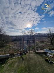 PRIESTRANNÝ RODINNÝ DOM S VEĽKÝM POZEMKOM A DRUHOU STAVBOU – CABAJ-ČÁPOR (PEREŠ)