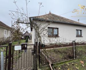 PREDANÉ - Priestranný a udržiavaný 5 izbový rodinný dom na okraji obce