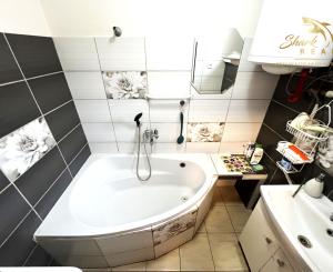 PREDANÉ - Priestranný a udržiavaný 5 izbový rodinný dom na okraji obce