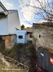 Rodinný dom s projektom a povolením v tichej časti Devínskej Novej Vsi
