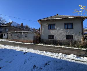 Rodinný dom s garážou.
