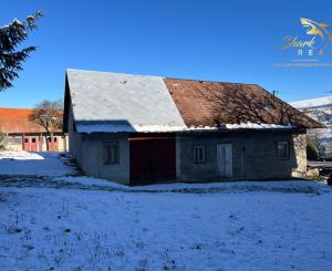 Rodinný dom s garážou.