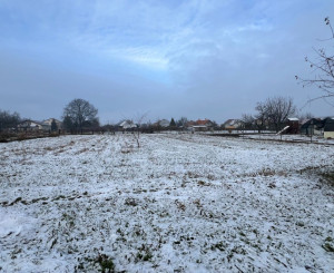 Rodinný dom s 20á pozemkom v obci Semerovo