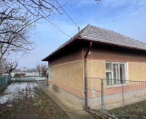 Rodinný dom s 20á pozemkom v obci Semerovo