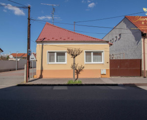 Čiastočne zrekonštruovaný dom vo výbornej lokalite s garážou