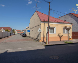 Čiastočne zrekonštruovaný dom vo výbornej lokalite s garážou