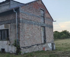Pozemok ideálny na výstavbu 2 rodinných domov