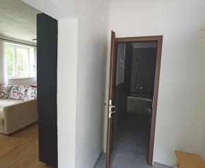 Jedinečná chata v lese, vhodná na investíciu