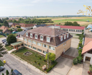 Školská budova v centre obce Mostová