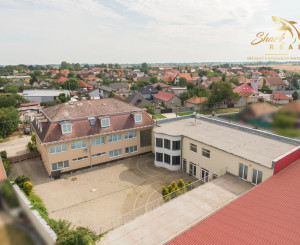 Školská budova v centre obce Mostová
