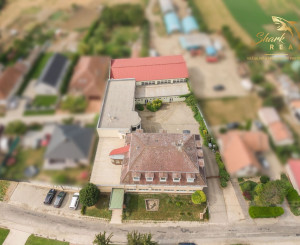 Školská budova v centre obce Mostová