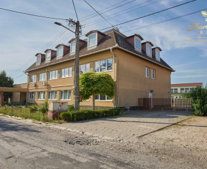Školská budova v centre obce Mostová