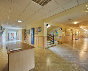 Školská budova v centre obce Mostová