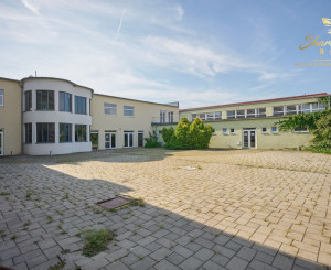 Školská budova v centre obce Mostová