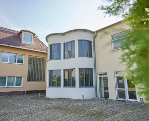 Školská budova v centre obce Mostová