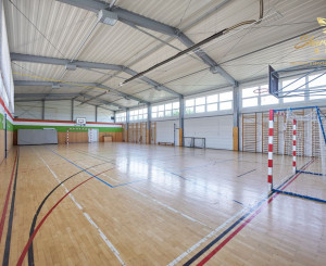 Školská budova v centre obce Mostová