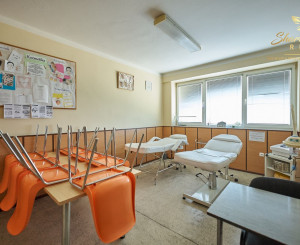 Školská budova v centre obce Mostová