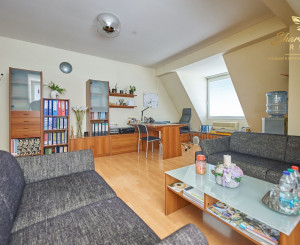 Školská budova v centre obce Mostová