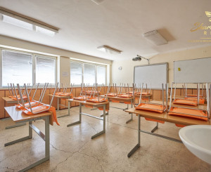 Školská budova v centre obce Mostová