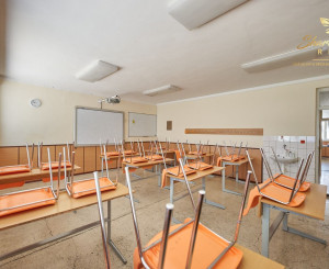 Školská budova v centre obce Mostová