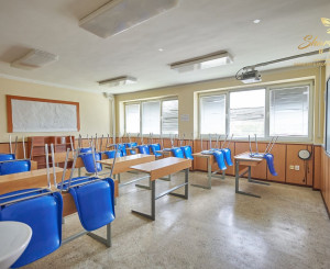 Školská budova v centre obce Mostová