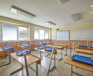 Školská budova v centre obce Mostová