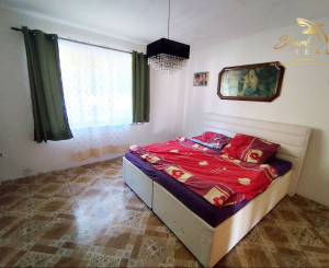 Stavebný pozemok so starším domom na predaj 