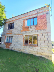 Stavebný pozemok so starším domom na predaj 